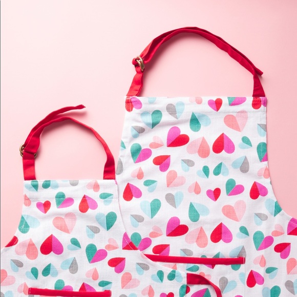 🆕cupcakes & cashmere>Hearts cttn apron adult/child set. NWT.
